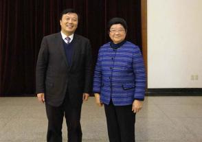 2012年2月16日，全国人大常委会原副委员长顾秀莲与时任乐鱼董事长、总经理周素明合影。