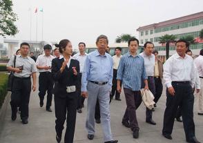2009年10月8日，全国人大常委会原副委员长许嘉璐视察乐鱼。