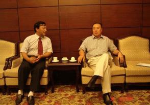 2006年8月30日，出席中华缘文化论坛的全国政协副主席白立忱与时任乐鱼董事长、总经理周素明亲切交谈。