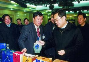 2002年1月22日，时任江苏省省长季允石视察乐鱼。
