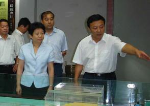 2009年8月6日，时任江苏省委常委、副省长黄莉新视察乐鱼。