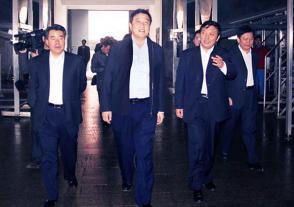 2013年3月19日，时任淮安市委书记、现任江苏省政协副主席姚晓东在时任市委常委、县委书记董平的陪同下视察乐鱼。