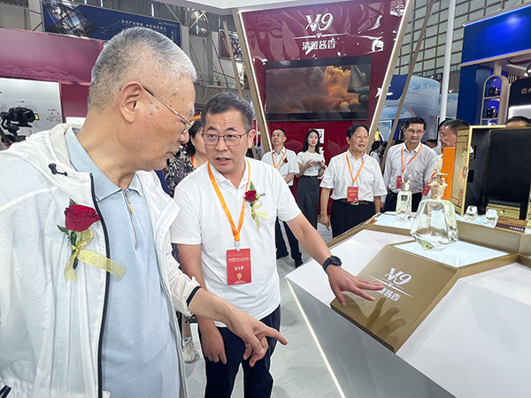 2024年8月8日，江苏省原副省长吴瑞林在第十四届中国（南京）国际糖酒食品交易会上参观乐鱼展馆